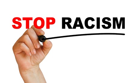 Image illustrative montrant "Stop racism" symbolisant la lutte contre le trolling raciste en ligne.